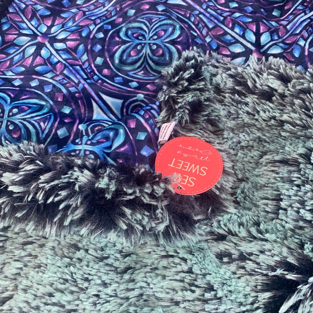 BNWT - Minky
SSMD Cuddler
Aqua shag